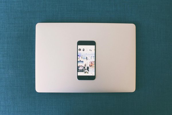 Achat de débroussailleuse : conseils et astuces pour optimiser vos travaux d'entretien extérieur